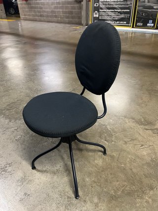 Silla de oficina negra