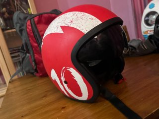 Casco de moto rojo con visera
