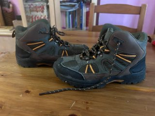 Botas de montaña marrones y verdes