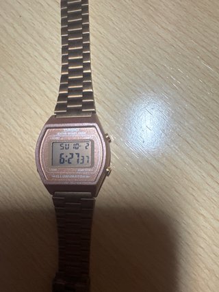 Reloj Casio Dorado Rosado Resistente al Agua