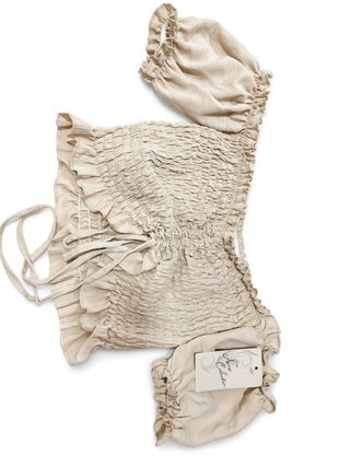 Top beige con volantes
