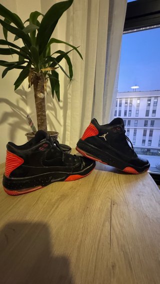Zapatillas Jordan Negras y Rojas