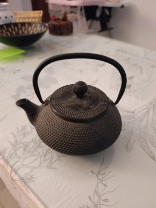 Tetera japonesa de hierro fundido