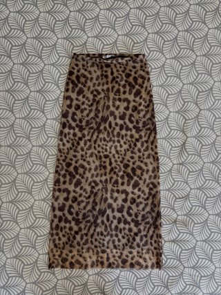 Falda midi de leopardo Zara