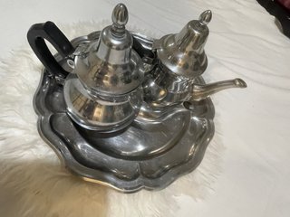 Set da tè in metallo con vassoio