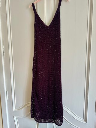 Vestido largo morado con detalles brillantes
