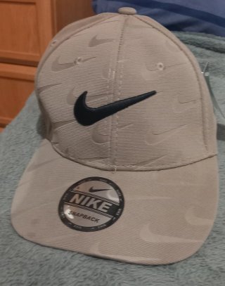 Gorra Nike Snapback Beige con Swoosh Negro. Nueva