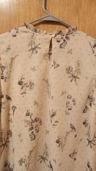 Camisa floral beige con volantes