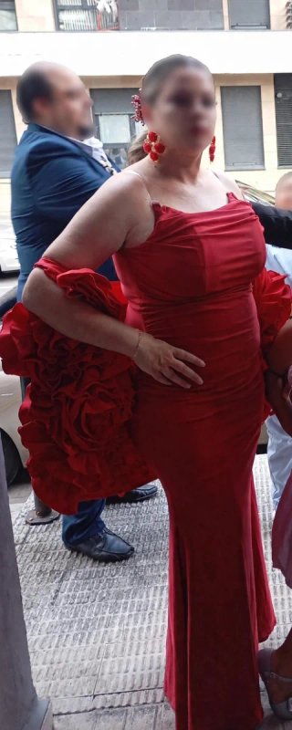 Vestido de boda rojo con chal de rosas