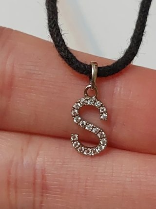 Ciondolo a forma di S in oro