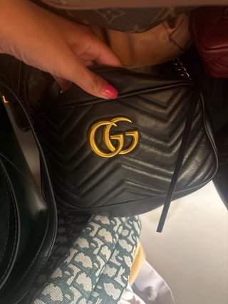 Bolso Gucci Negro con Logo Dorado