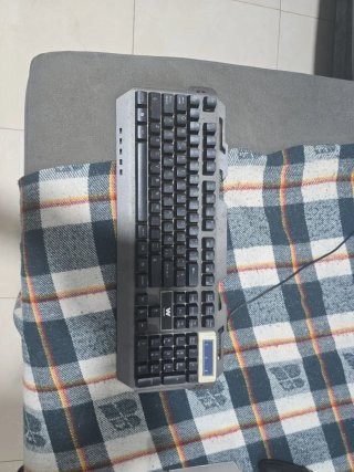Tastiera computer grigio e nero