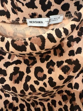 Camiseta Bershka estampado leopardo talla S