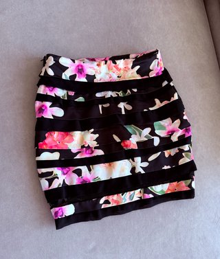 Falda Guess by Marciano floral talla S