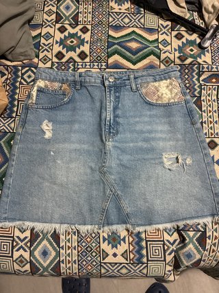 Falda corta vaquera con detalles