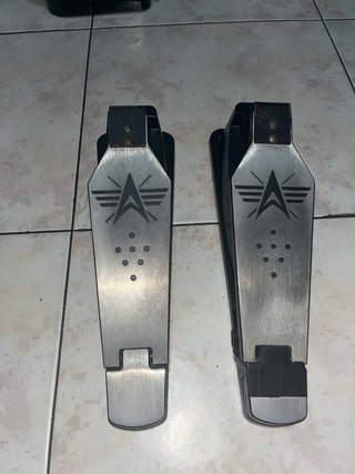 2 pedales de batería electrónica hi hat y bombo