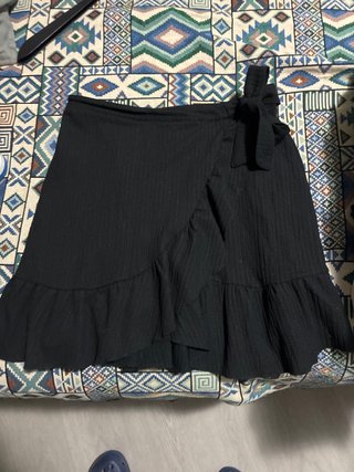 Falda negra con volante