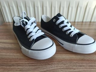 Zapatillas VTY Negras y Blancas Talla 36