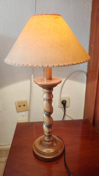 Lámpara de mesa rústica madera torneada