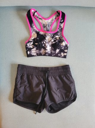 Conjunto deportivo mujer top y shorts