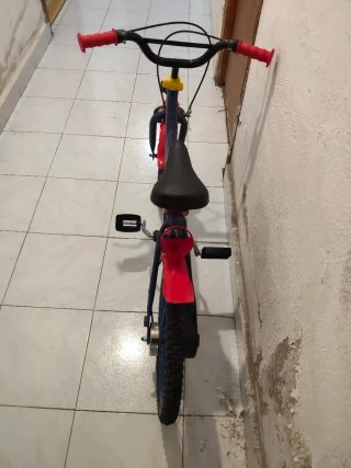 Bicicleta infantil azul y roja