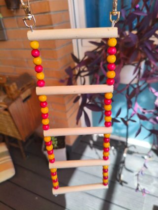 Juguete para pájaros hecho a mano