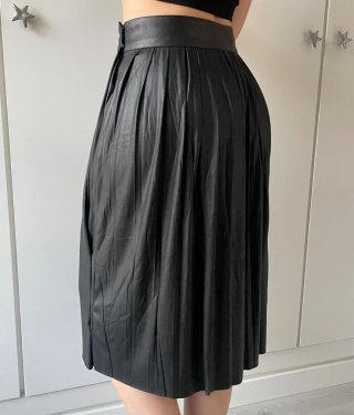 Falda efecto piel negra plisada