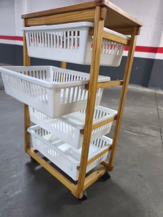Verdulero de madera con cestas