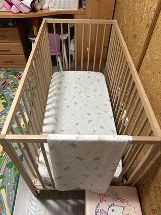 Cuna madera con colchón y sábanas