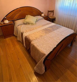 Dormitorio con somier, cabecero y 2 mesitas
