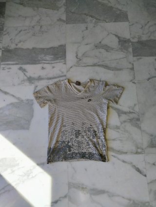T-Shirt Nike a righe scollo a V