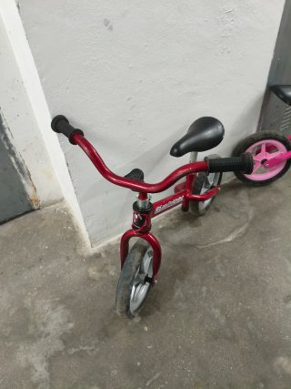 Bicicleta de equilibrio roja para niños