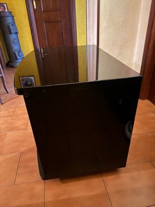Mobiletto in vetro nero con ruote