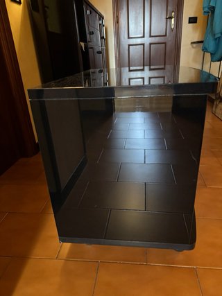 Mobiletto in vetro nero con ruote