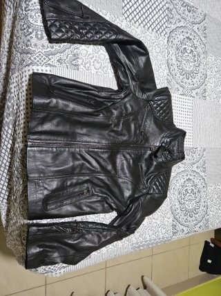 Cazadora de piel negra