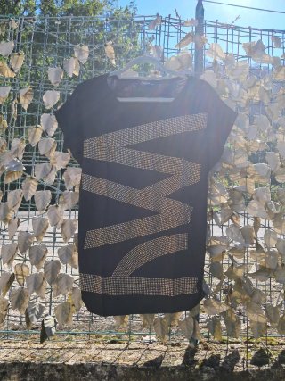 Maglia Nera Smiton con Borchie Dorate Geometriche