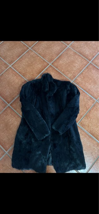 Abrigo de piel negro Marca Jacksl.S.A