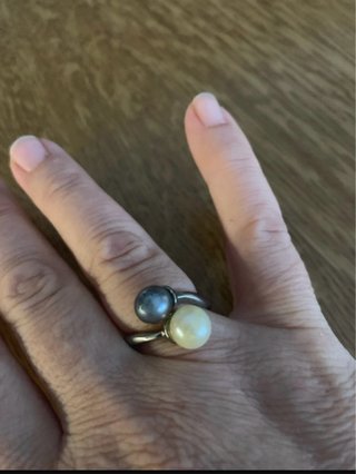 Anello vintage con perle panna e grigie