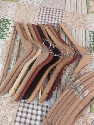 Set de 18 perchas de madera y enganches metálicos