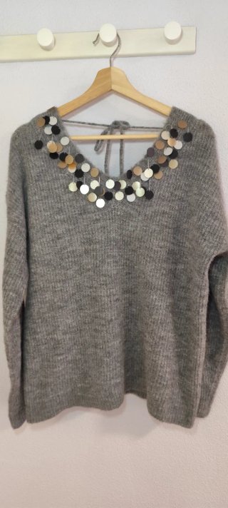 Jersey de punto gris con lentejuelas