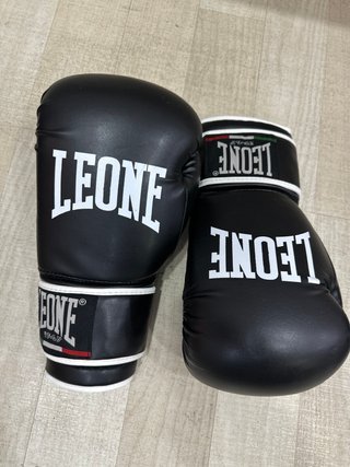 Guantes Leone negros con logotipo blanco