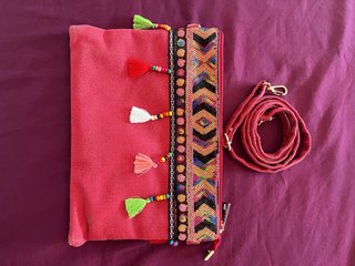 Bolso de mano con flecos y abalorios