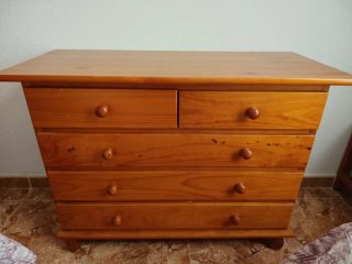 Cómoda de madera con 5 cajones