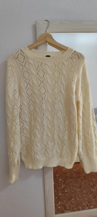 Jersey de punto beige con trenzas