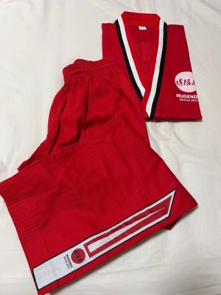 Uniforme Mugendo Rojo Talla 10-12 años