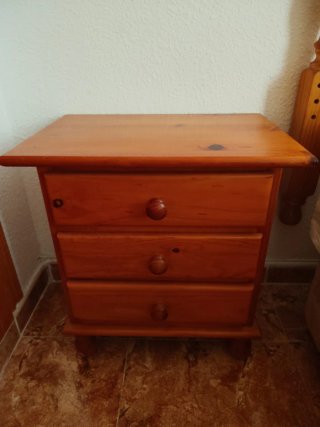Mesita de noche de madera Tengo varias