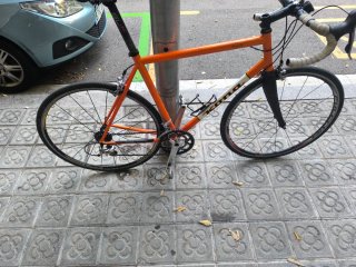 Bicicleta de carretera Kona naranja Modelo koole
