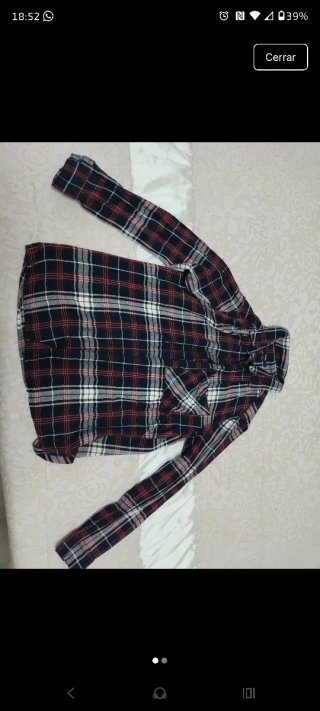 Camisa de cuadros negra y roja