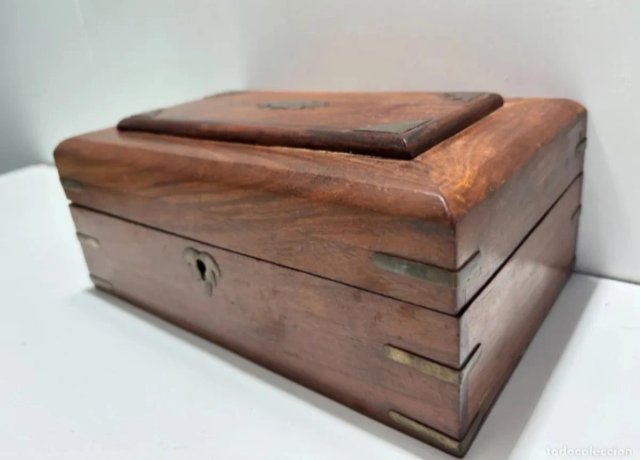 CAJA VINTAGE DE MADERA NOGAL Y BRONCE CON CERRADUR