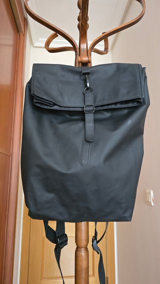 Mochila de cuero sintético color negro